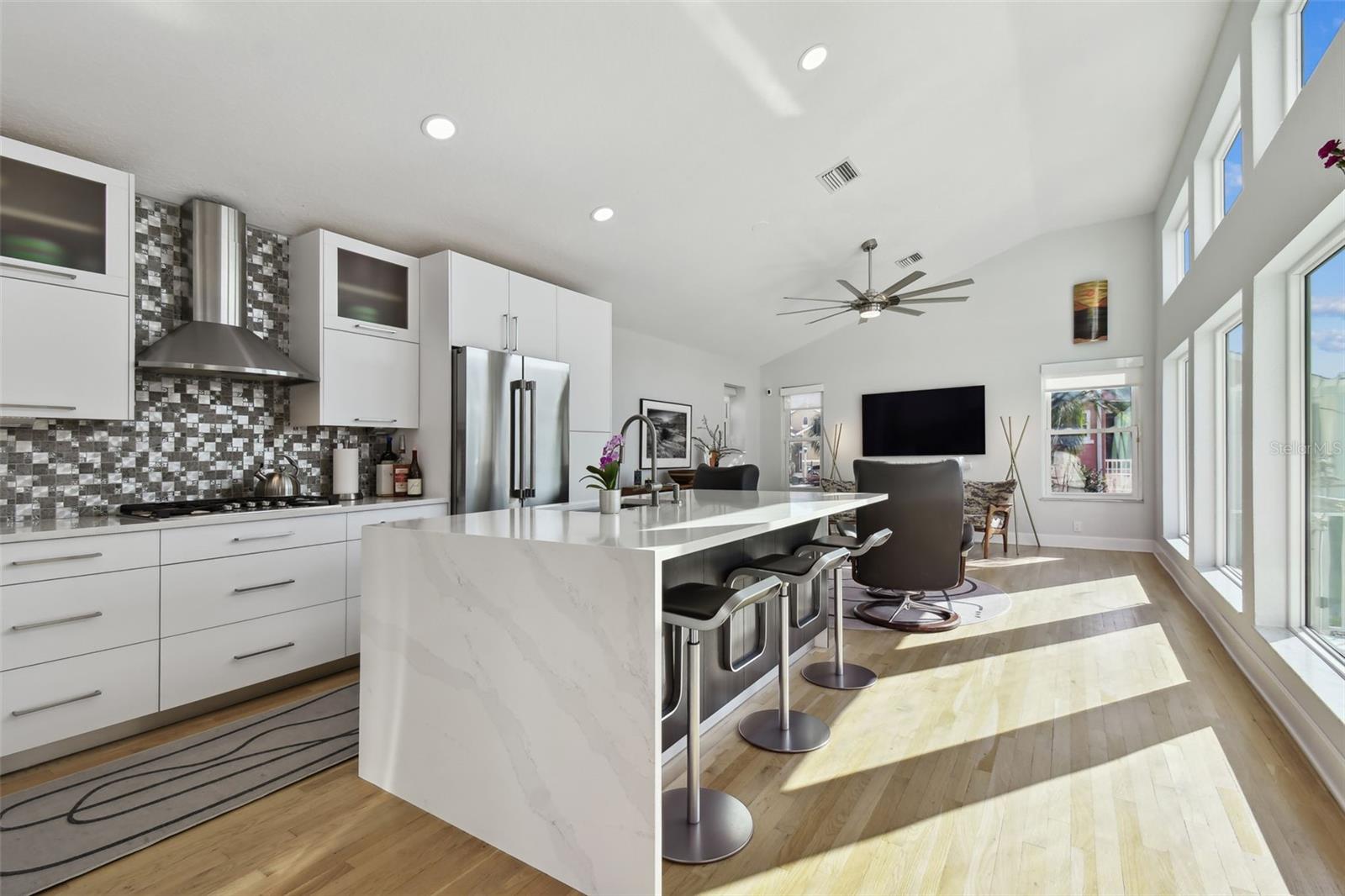 21 CRESCENT PL S — photo 3