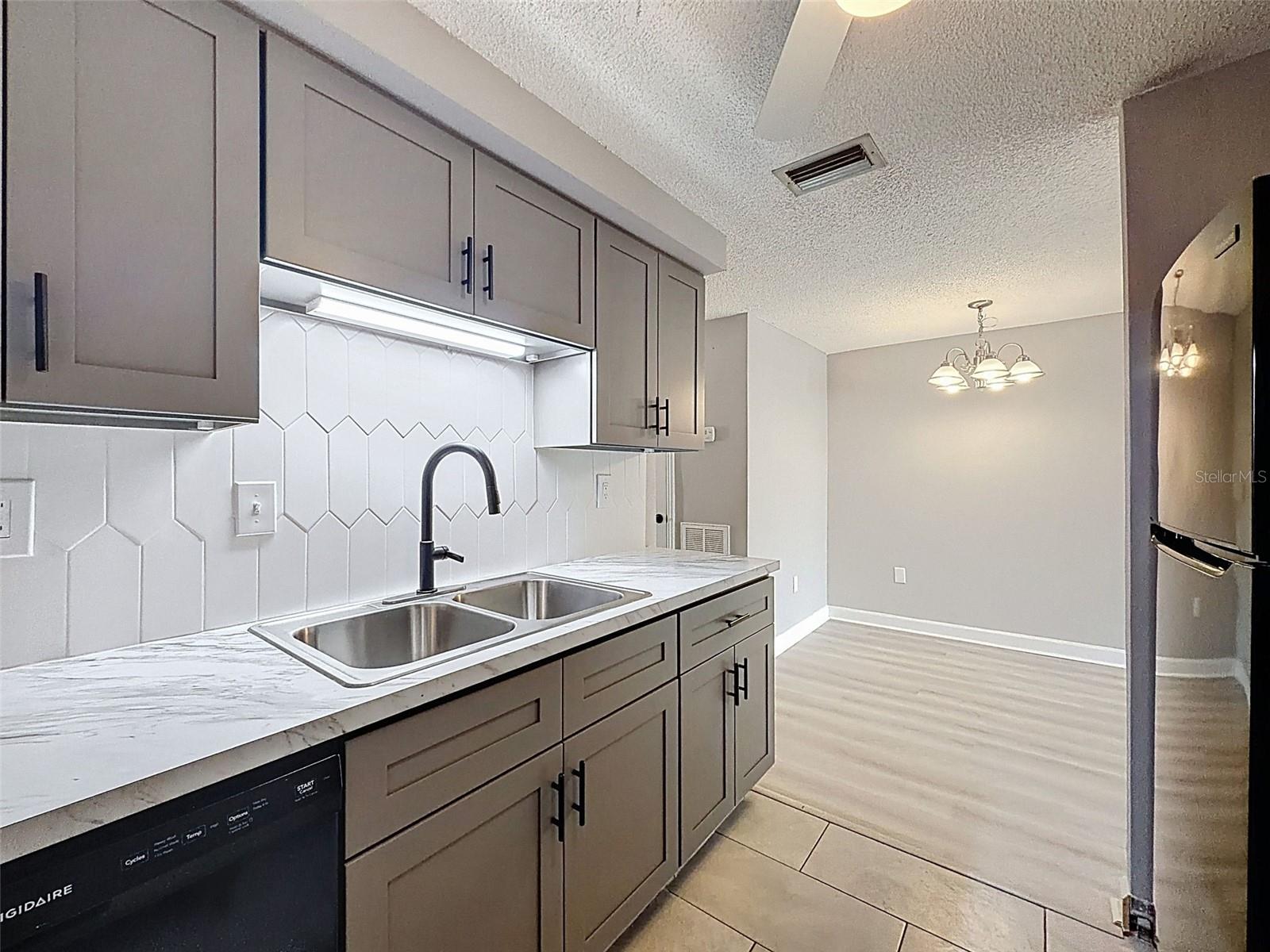 4233 STRATFORD DR #D — photo 19