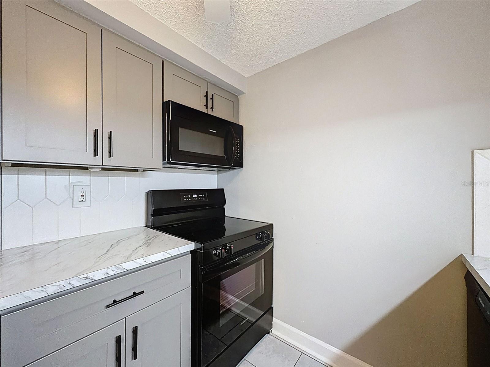 4233 STRATFORD DR #D — photo 18