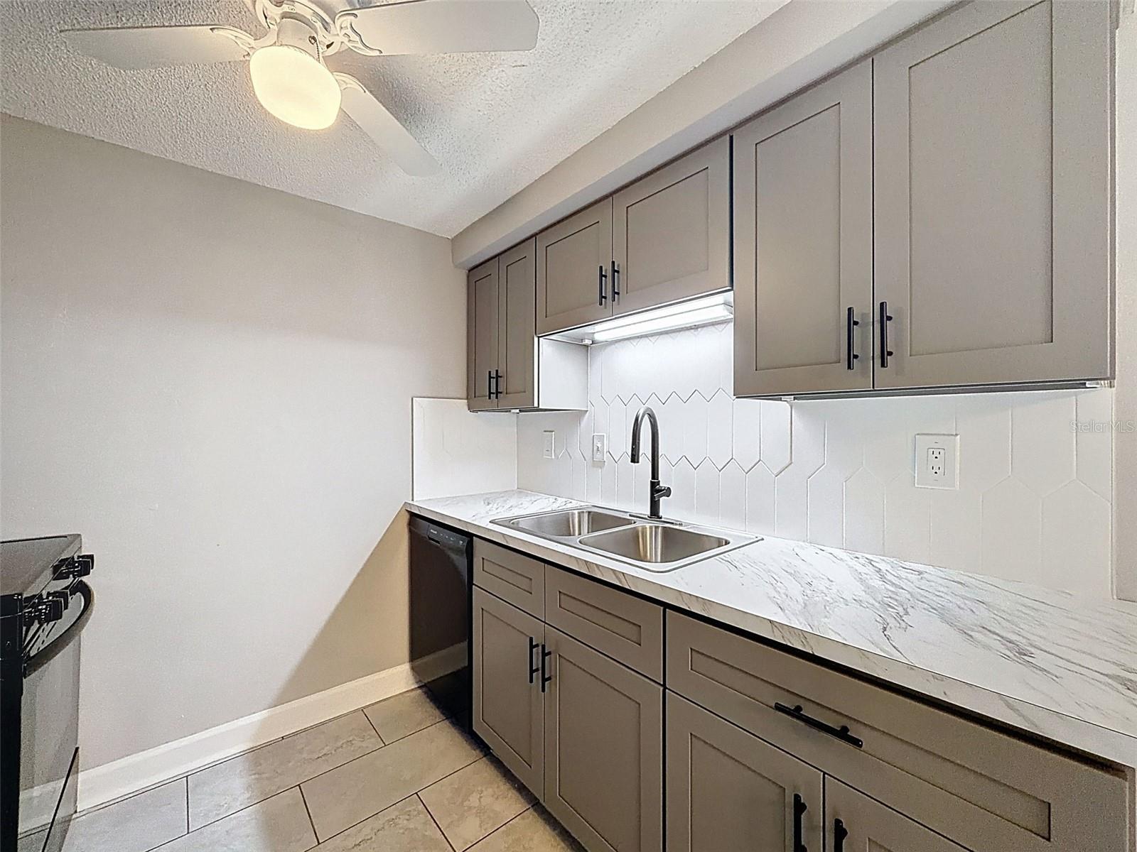 4233 STRATFORD DR #D — photo 16