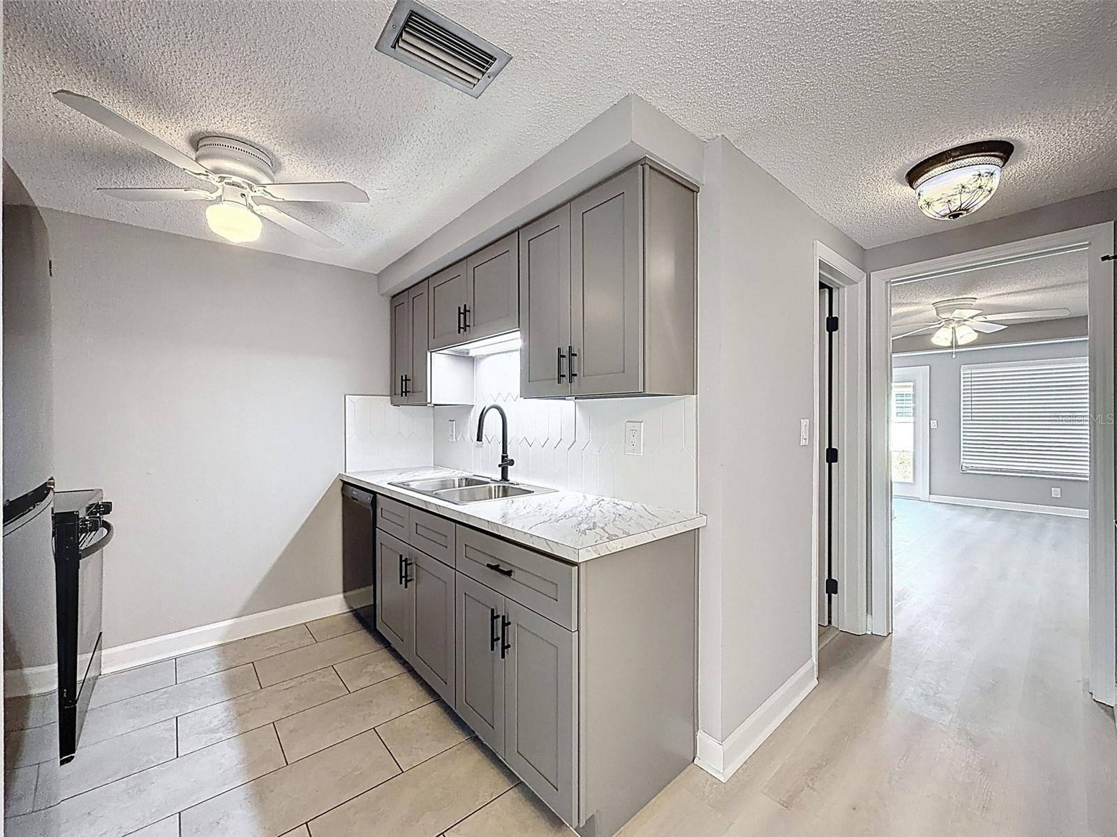 4233 STRATFORD DR #D — photo 15