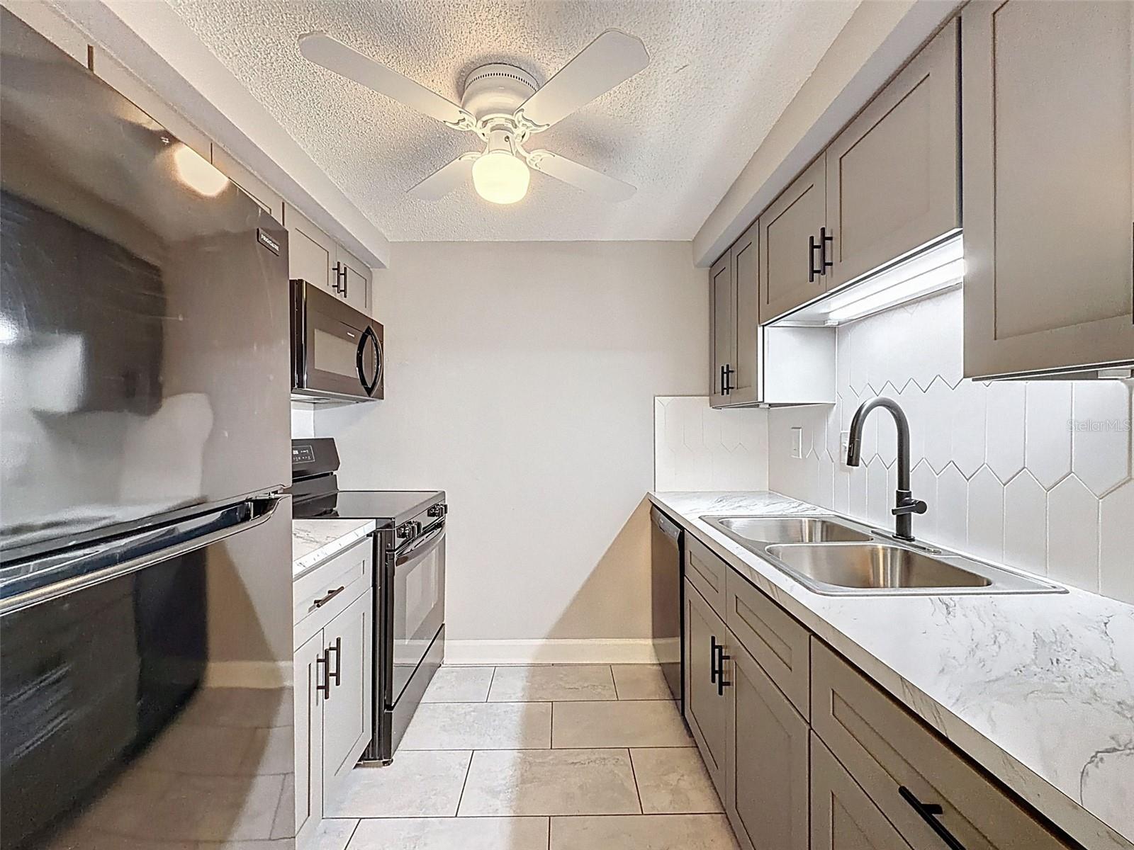 4233 STRATFORD DR #D — photo 17