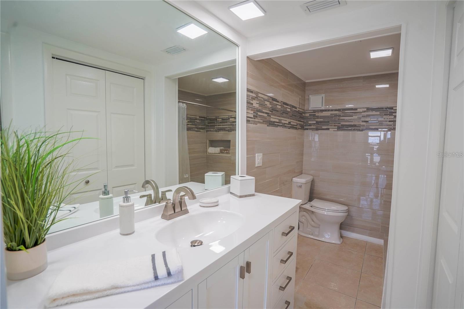 7100 SUNSHINE SKYWAY LN S #201 — photo 4