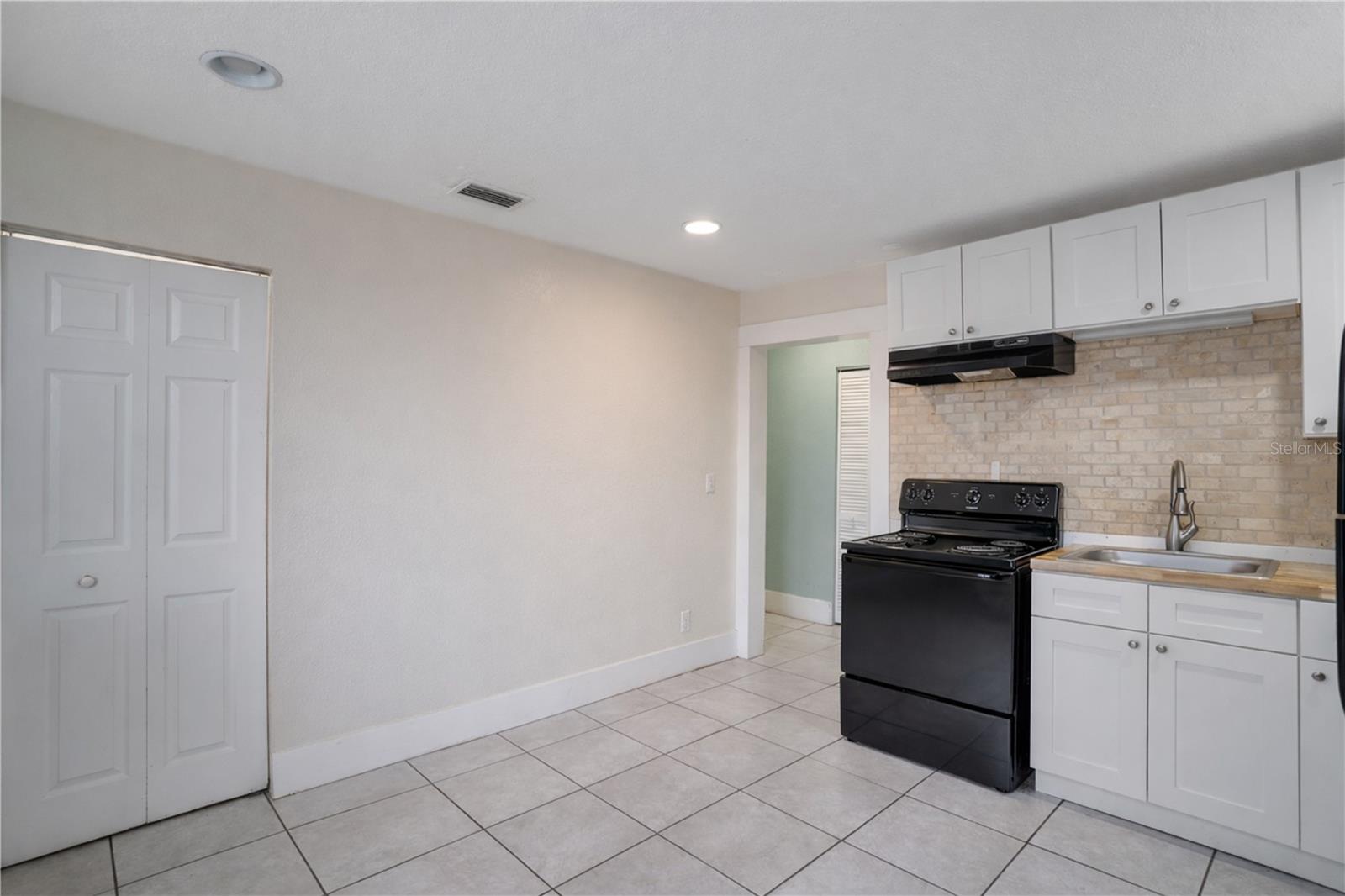 316 W COLUMBUS DR — photo 10