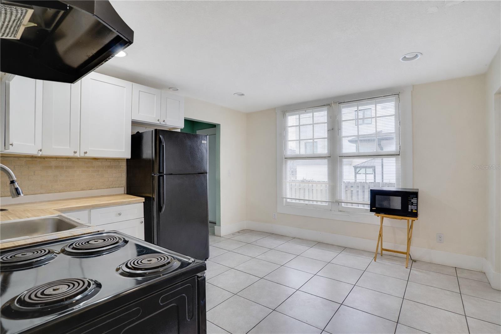 316 W COLUMBUS DR — photo 9