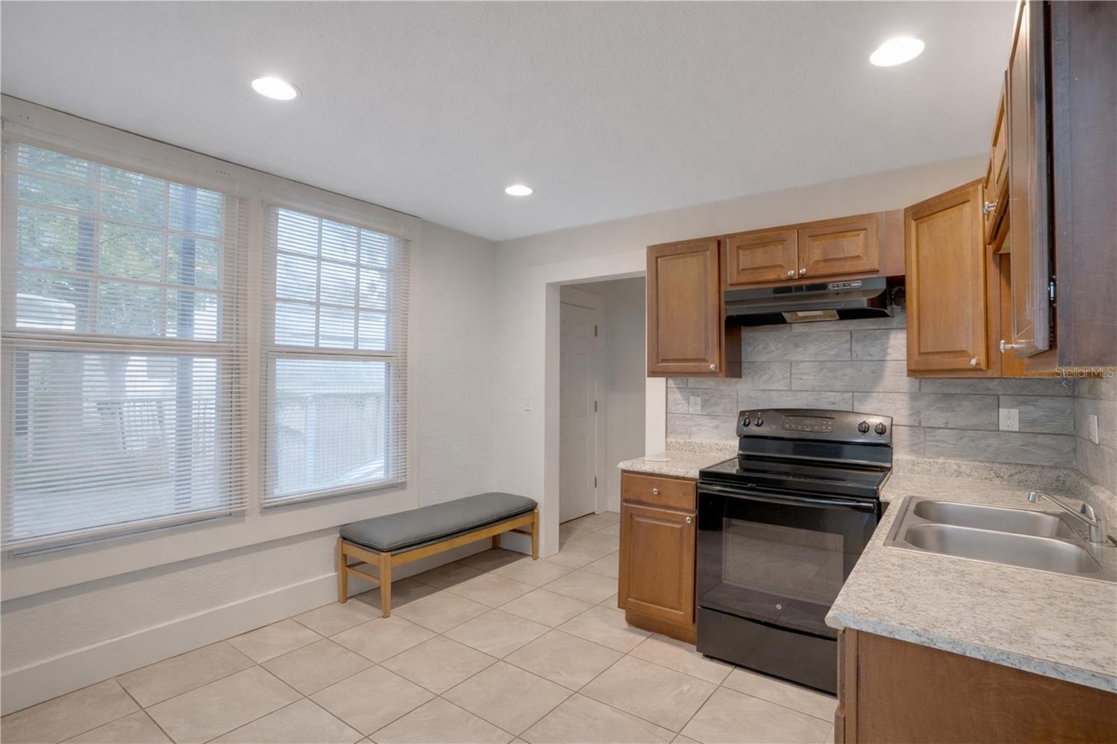 316 W COLUMBUS DR — photo 20
