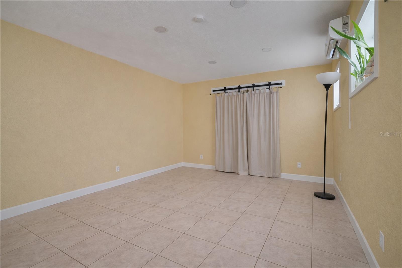 316 W COLUMBUS DR — photo 27