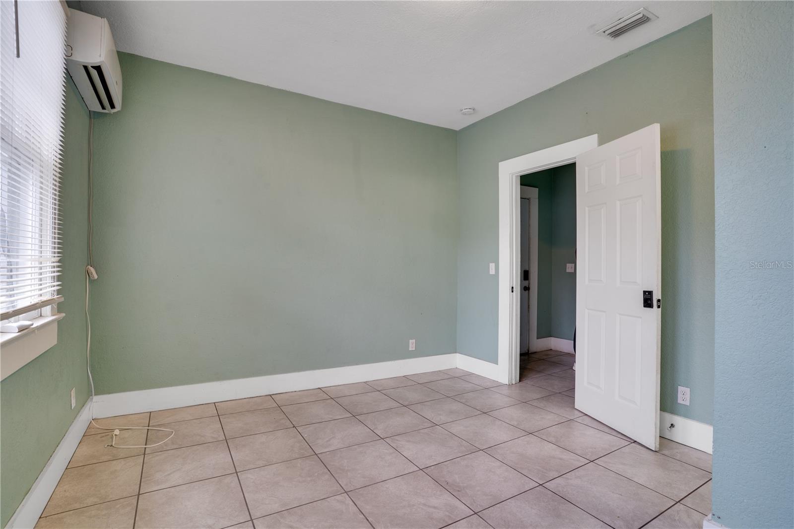 316 W COLUMBUS DR — photo 14