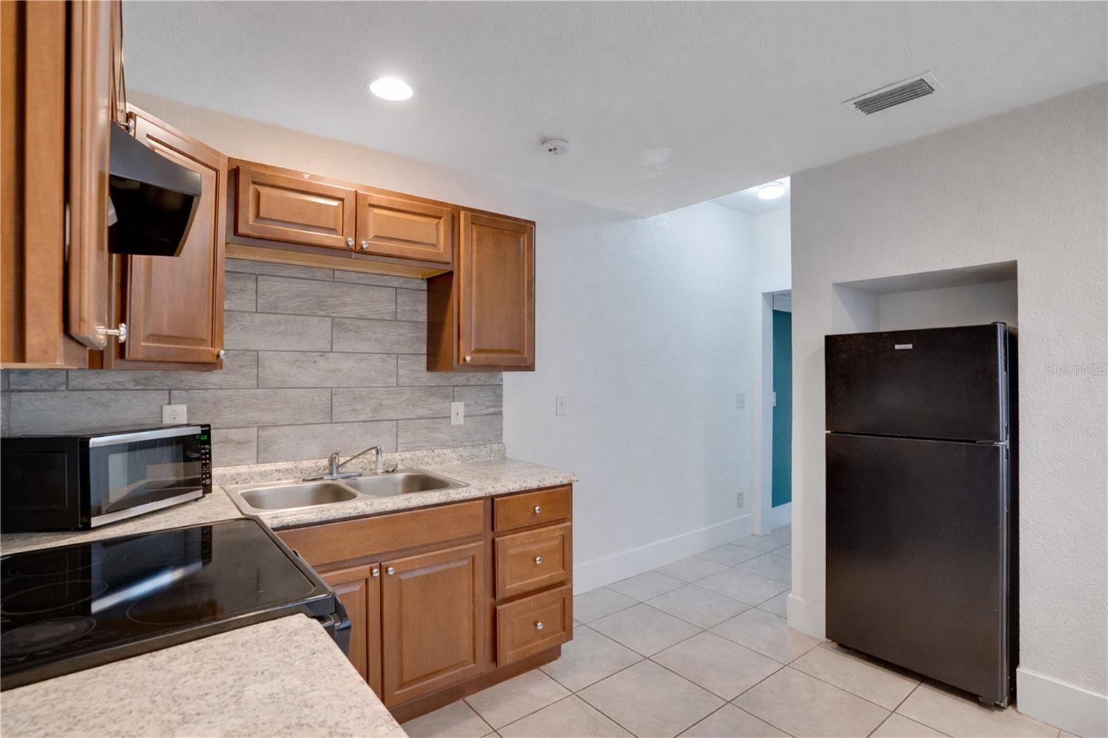 316 W COLUMBUS DR — photo 18