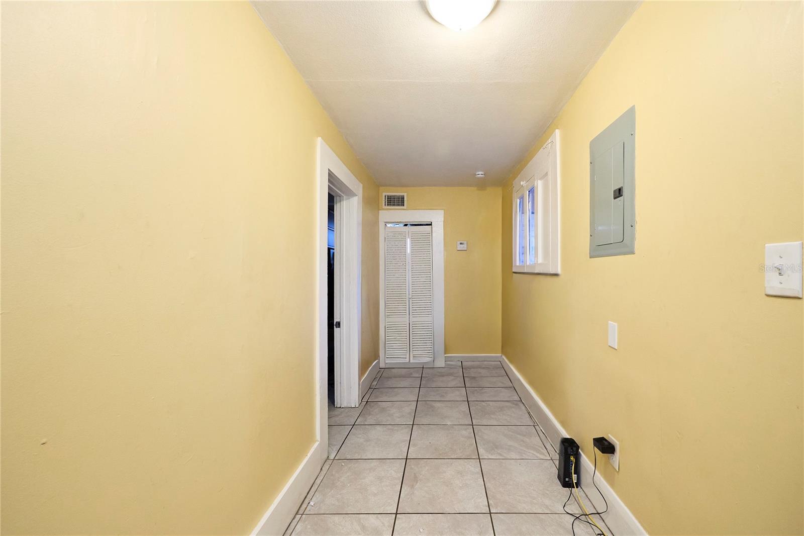 316 W COLUMBUS DR — photo 37