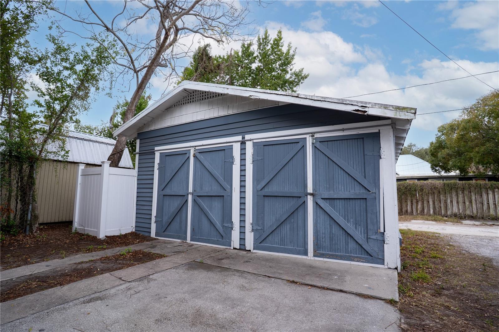 316 W COLUMBUS DR — photo 26