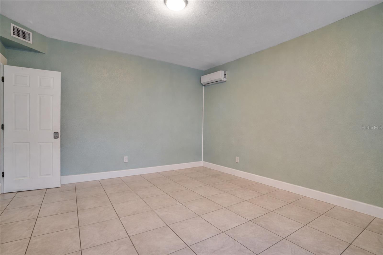 316 W COLUMBUS DR — photo 5