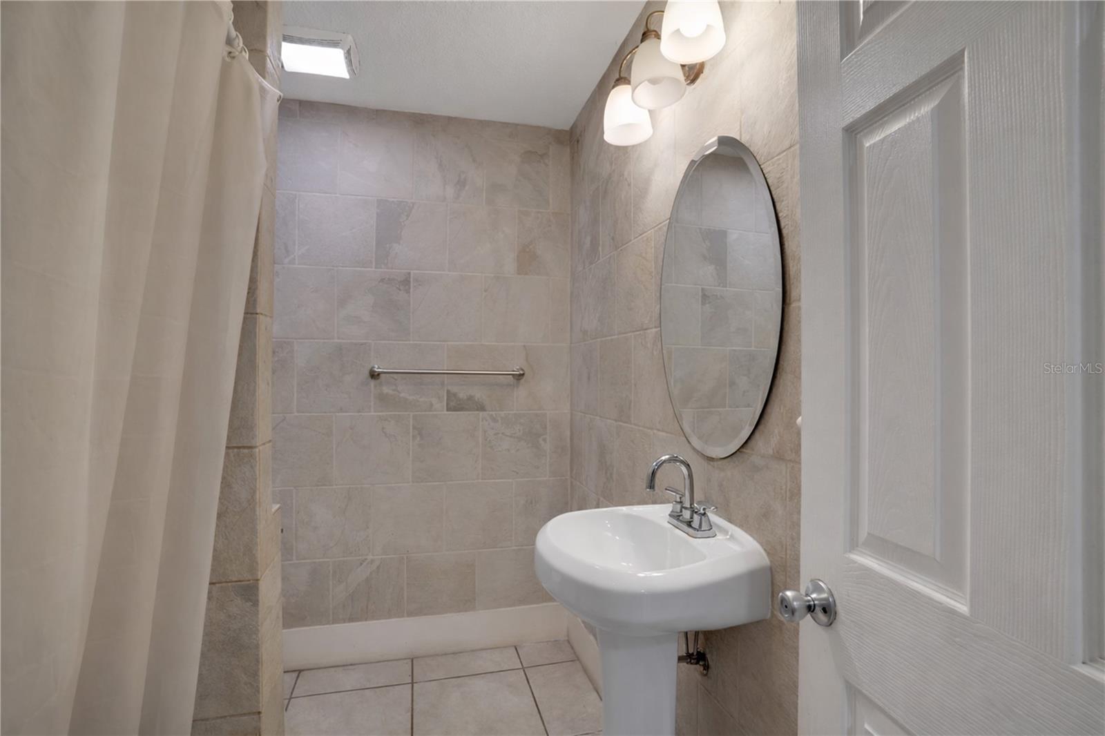 316 W COLUMBUS DR — photo 11