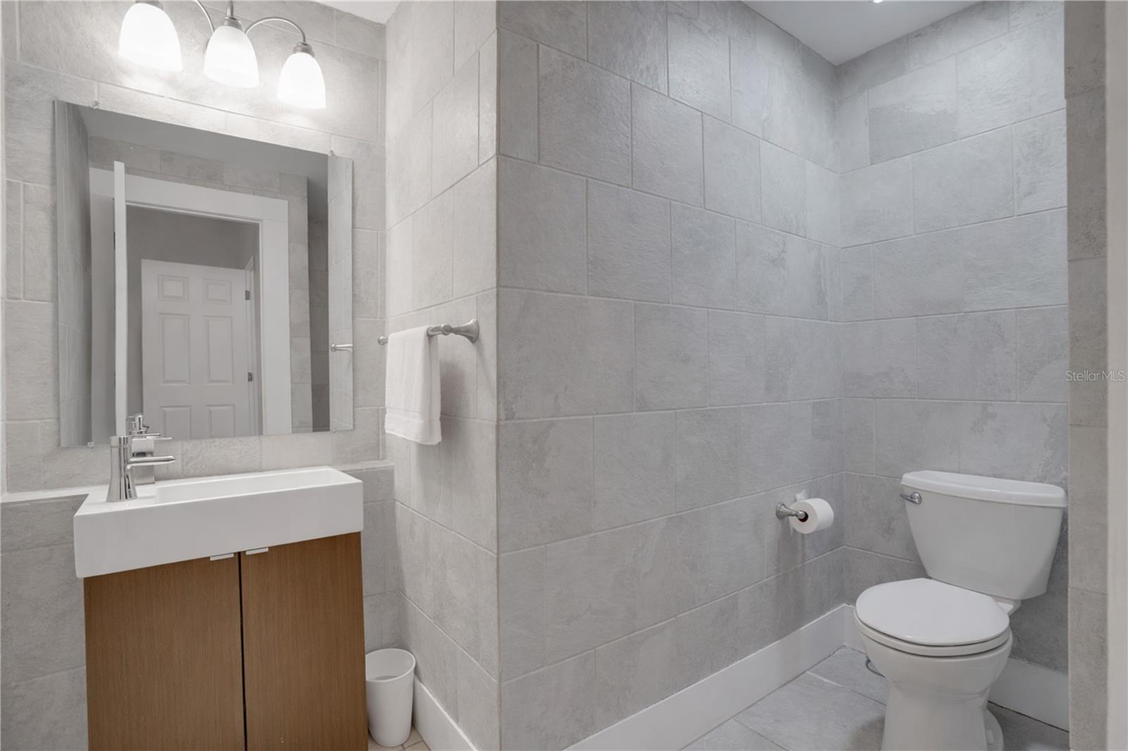 316 W COLUMBUS DR — photo 24