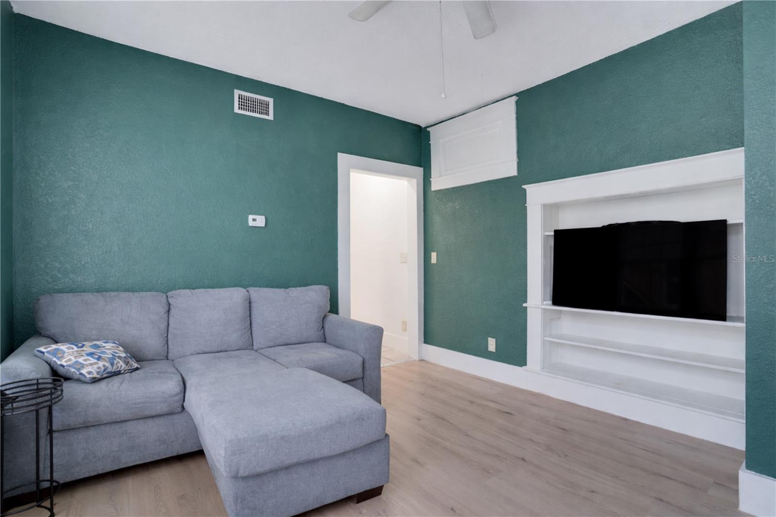 316 W COLUMBUS DR — photo 22