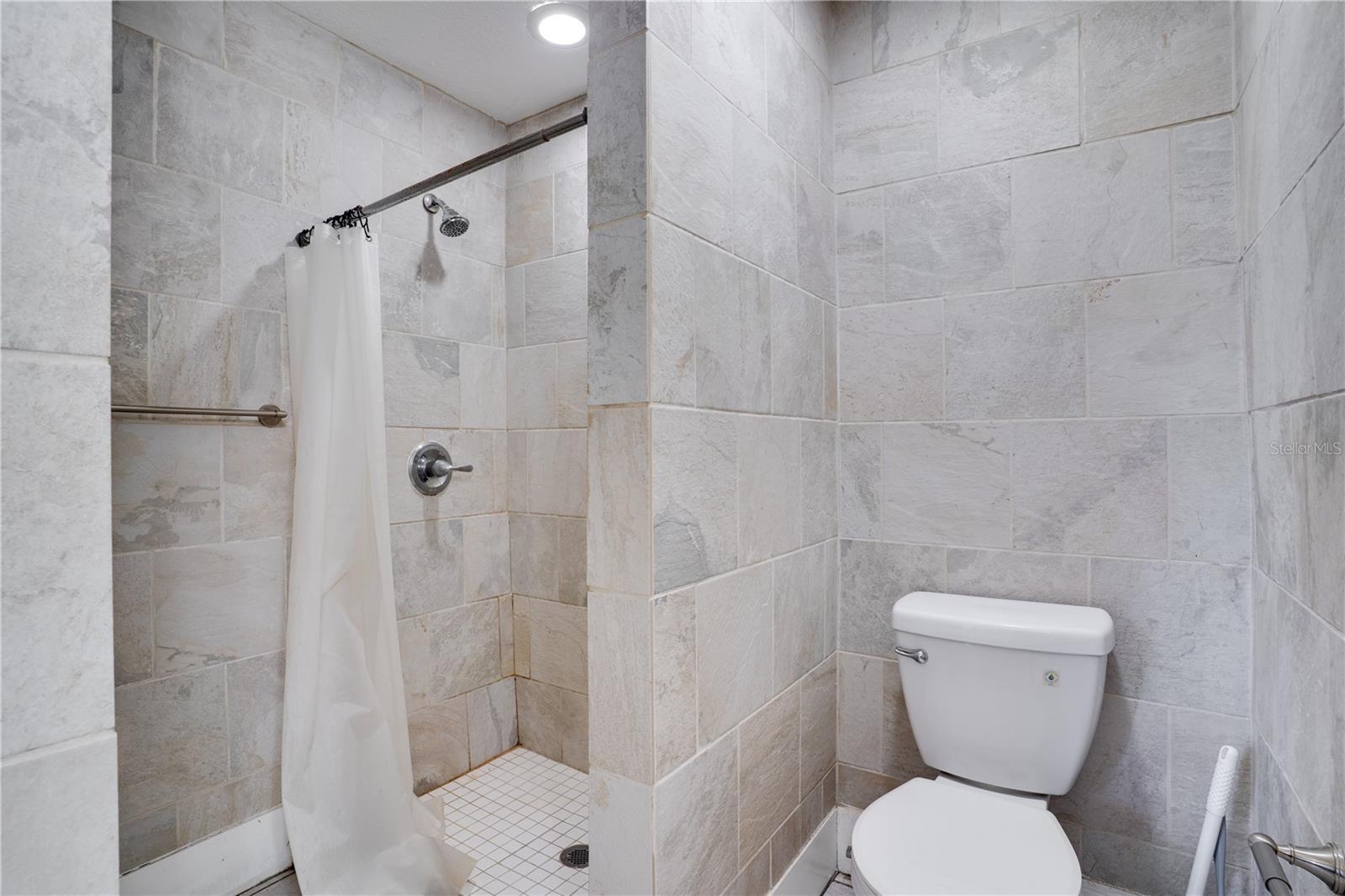 316 W COLUMBUS DR — photo 16