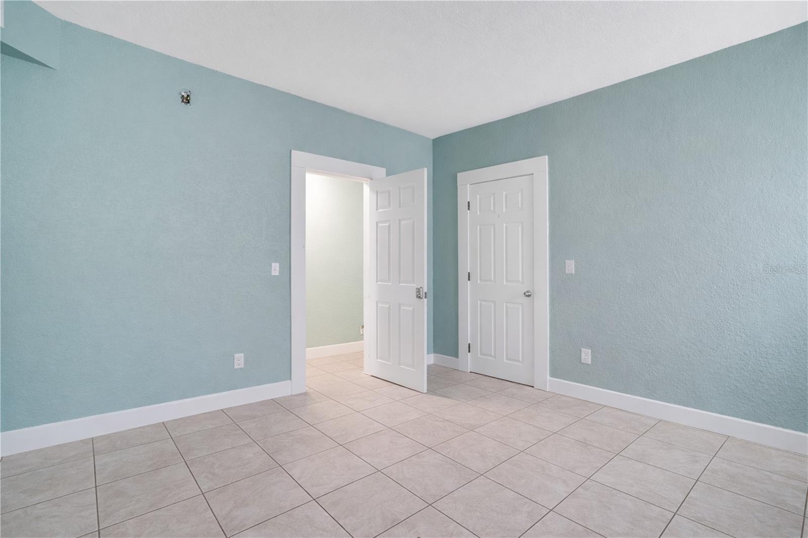 316 W COLUMBUS DR — photo 7