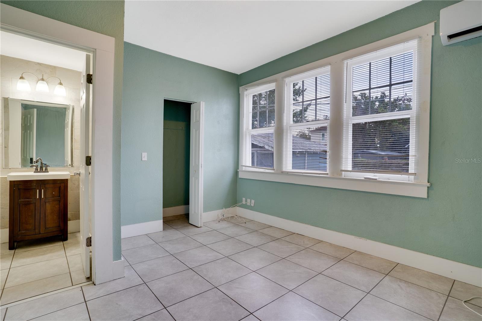 316 W COLUMBUS DR — photo 13