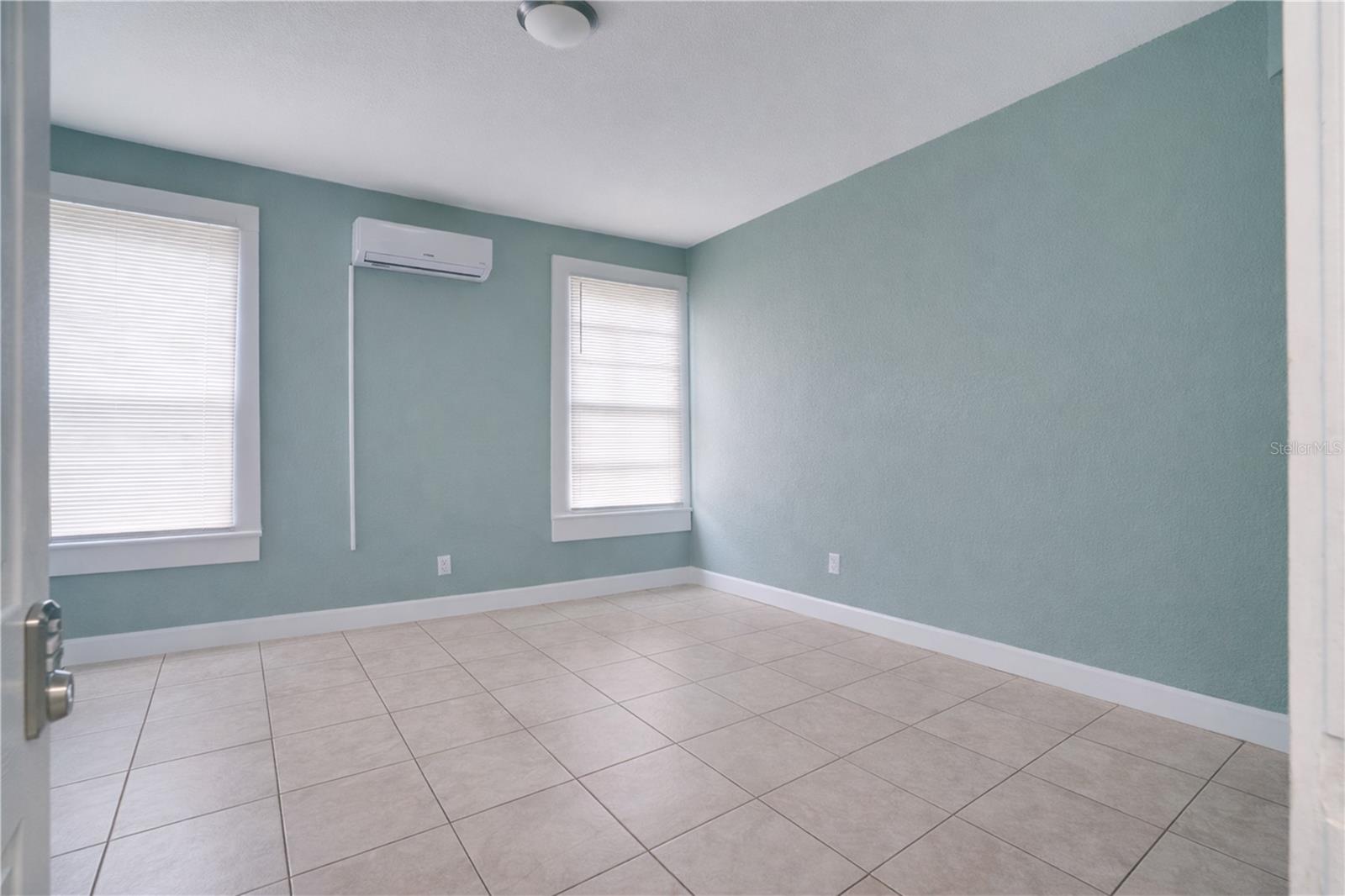 316 W COLUMBUS DR — photo 6