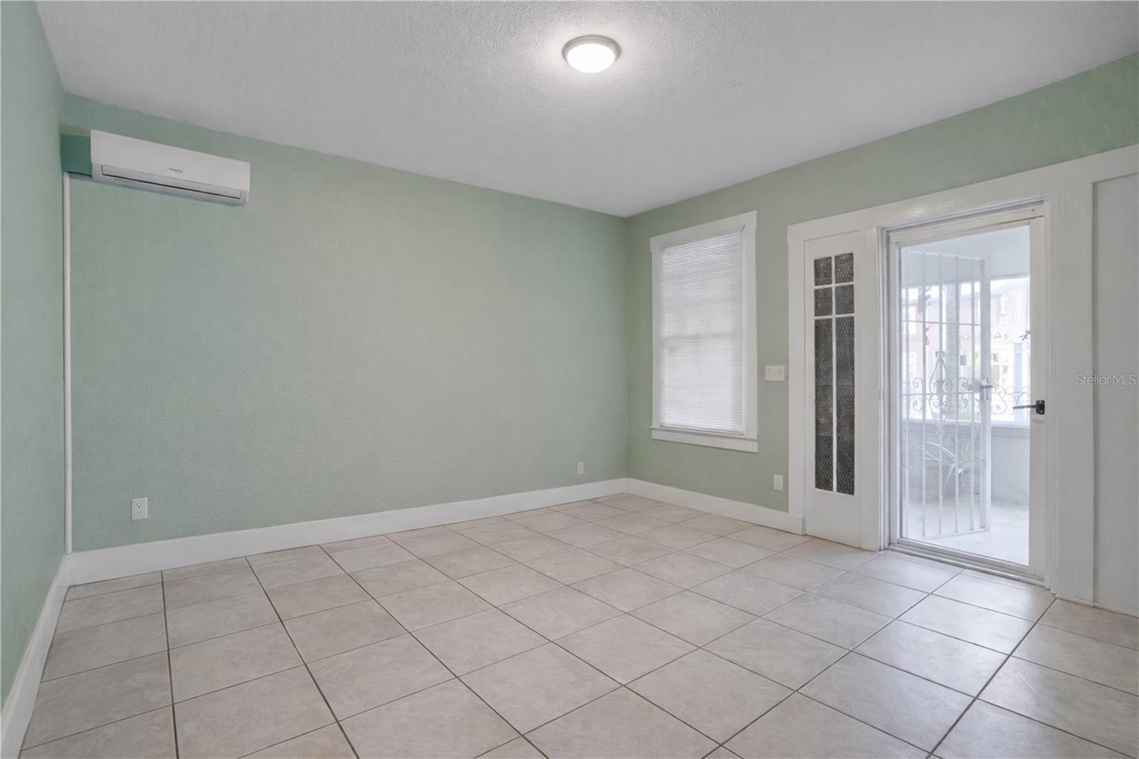 316 W COLUMBUS DR — photo 4