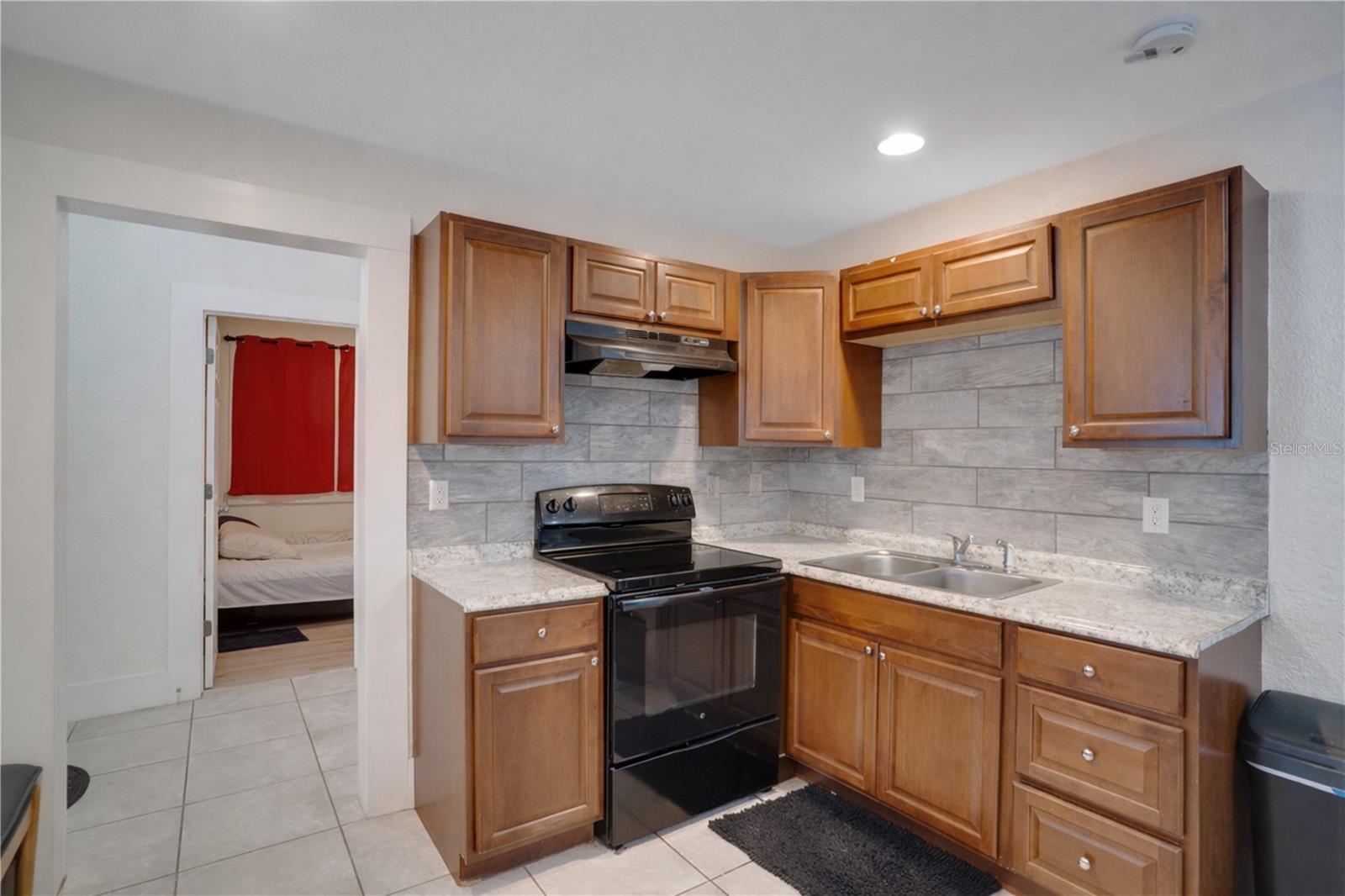 316 W COLUMBUS DR — photo 19