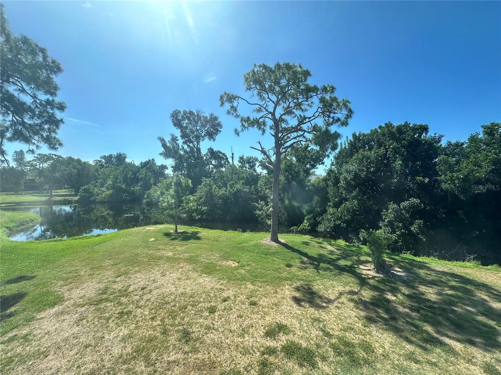 577 LAKESIDE DR — photo 13