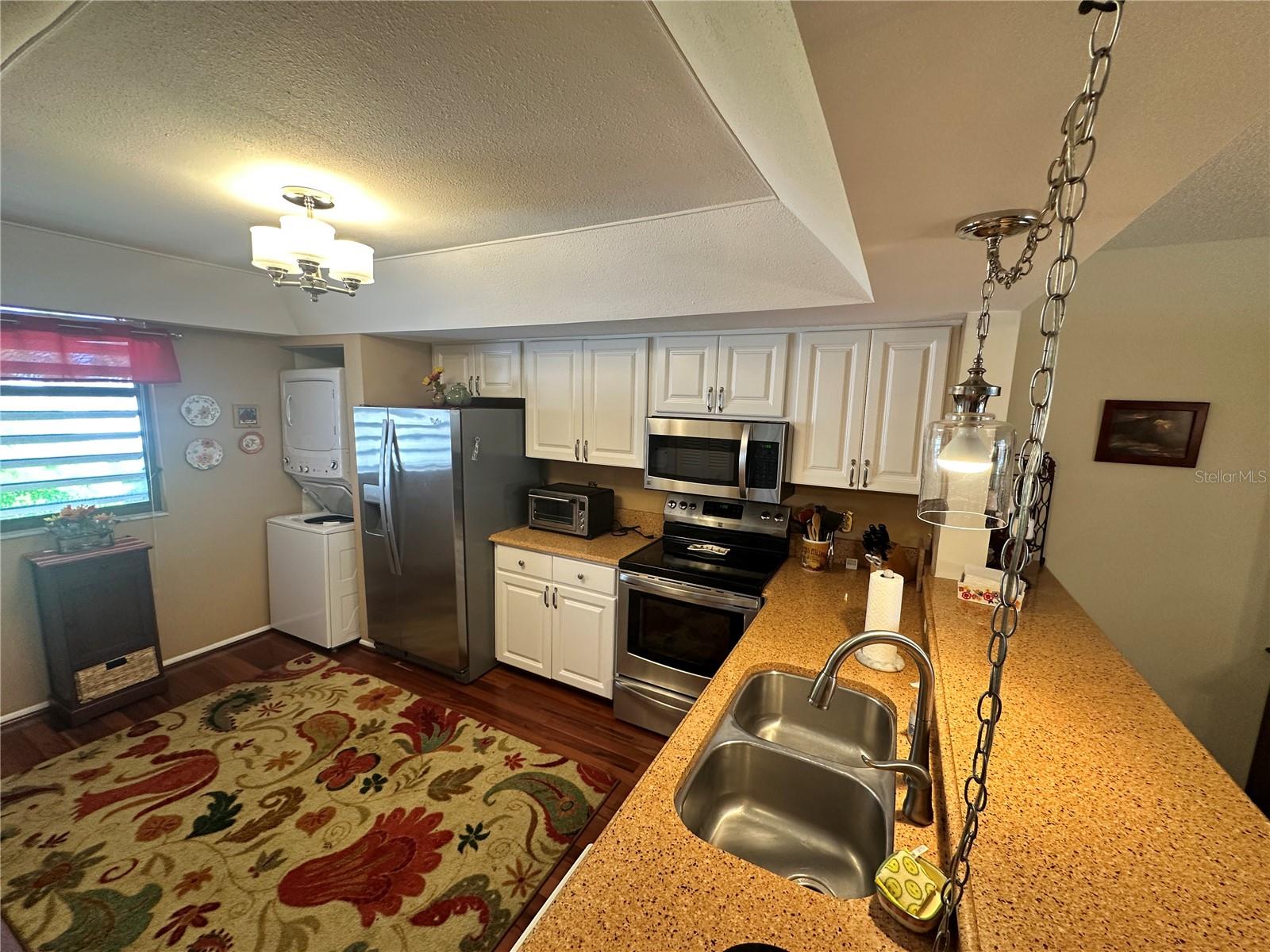 577 LAKESIDE DR — photo 4