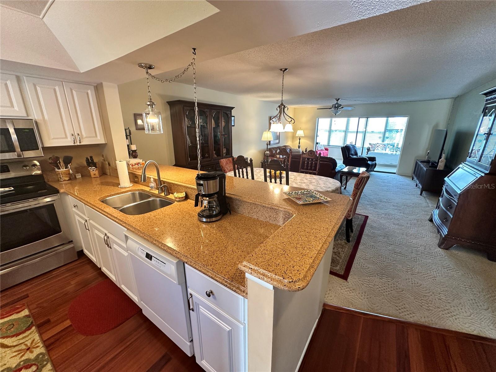 577 LAKESIDE DR — photo 3