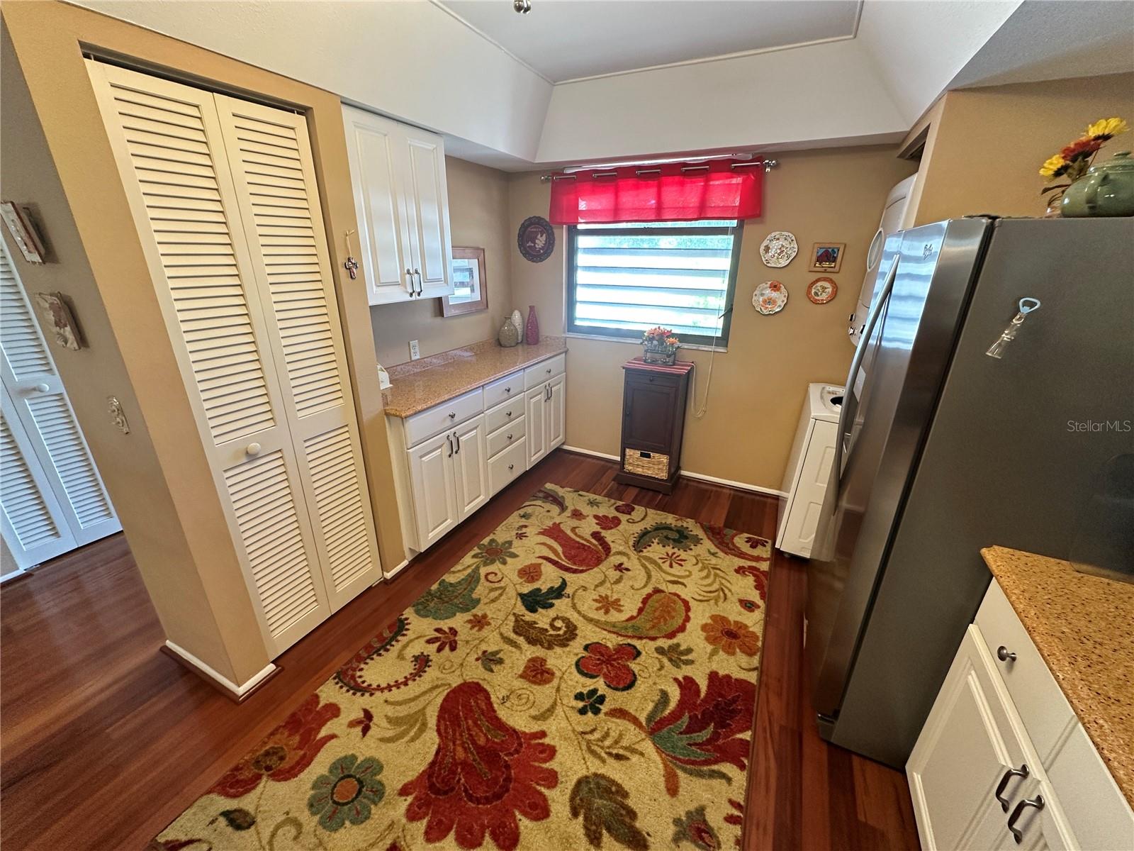 577 LAKESIDE DR — photo 5