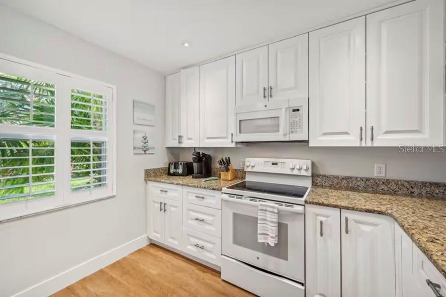 2051 ROSELAWN ST — photo 41