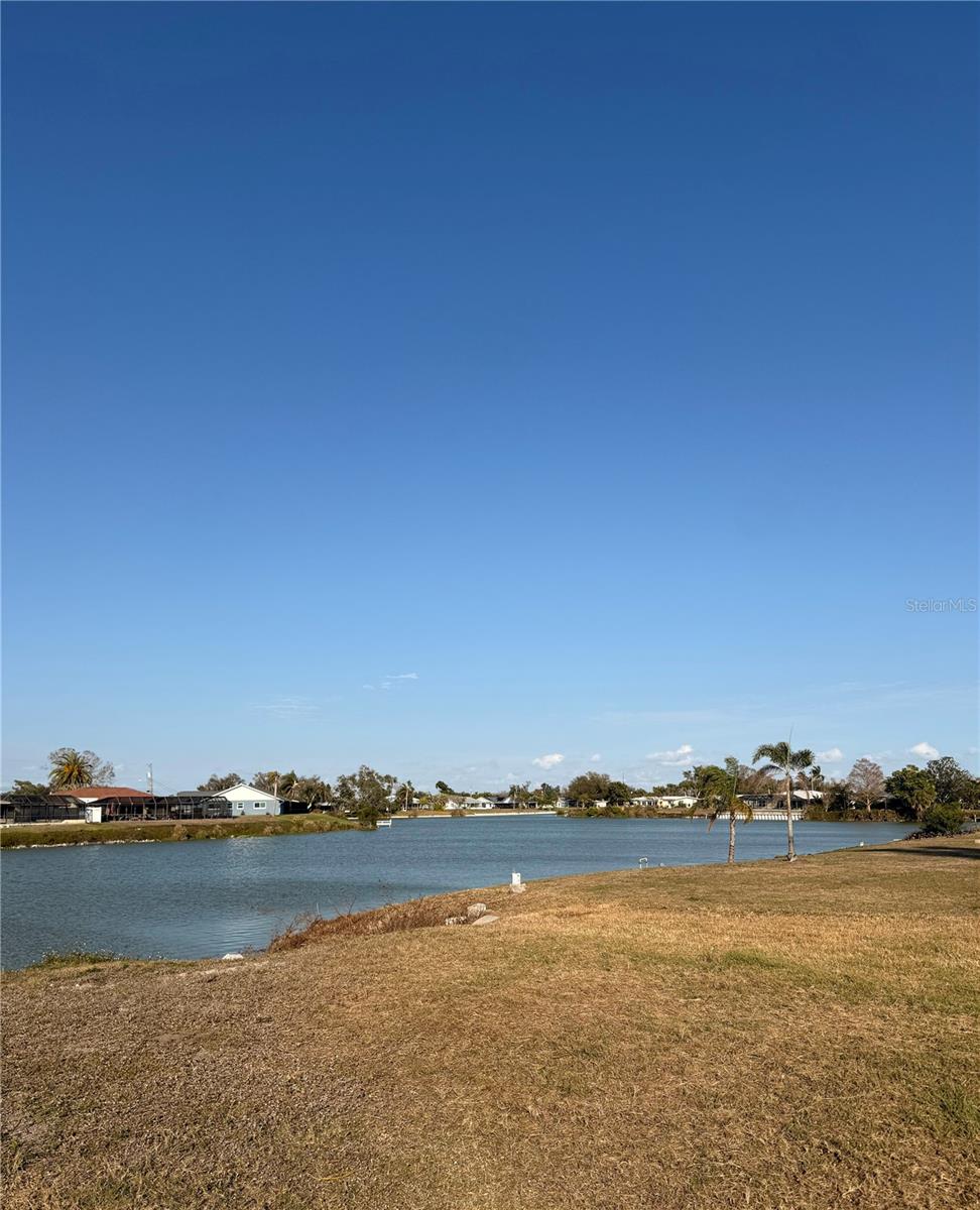 303 SHAMROCK BLVD — photo 2