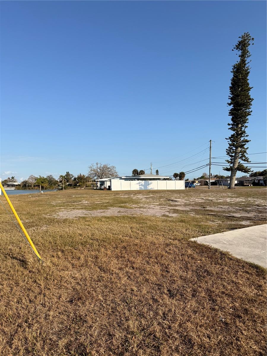 303 SHAMROCK BLVD — photo 6