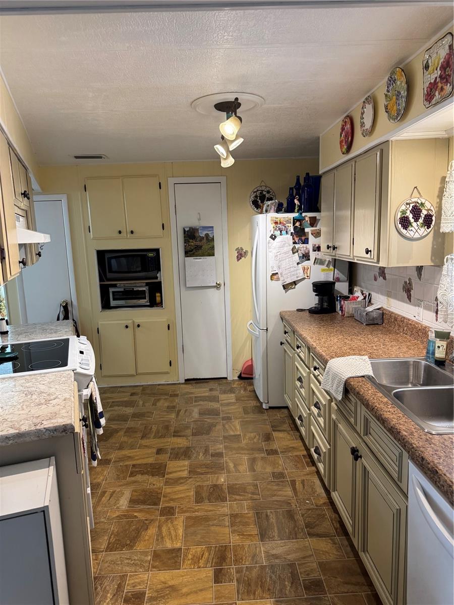 6 LAFITTE DR — photo 10