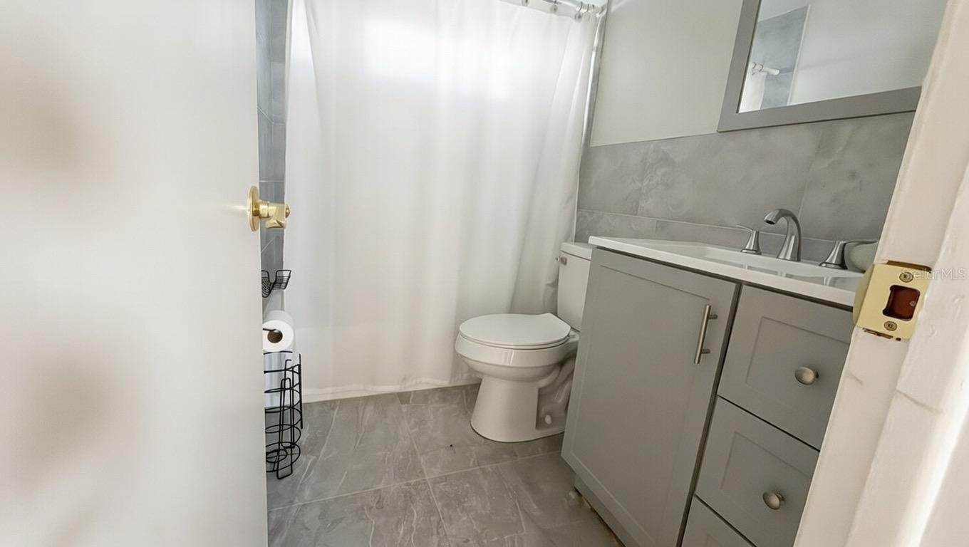 4033 NEWCASTLE DR — photo 6