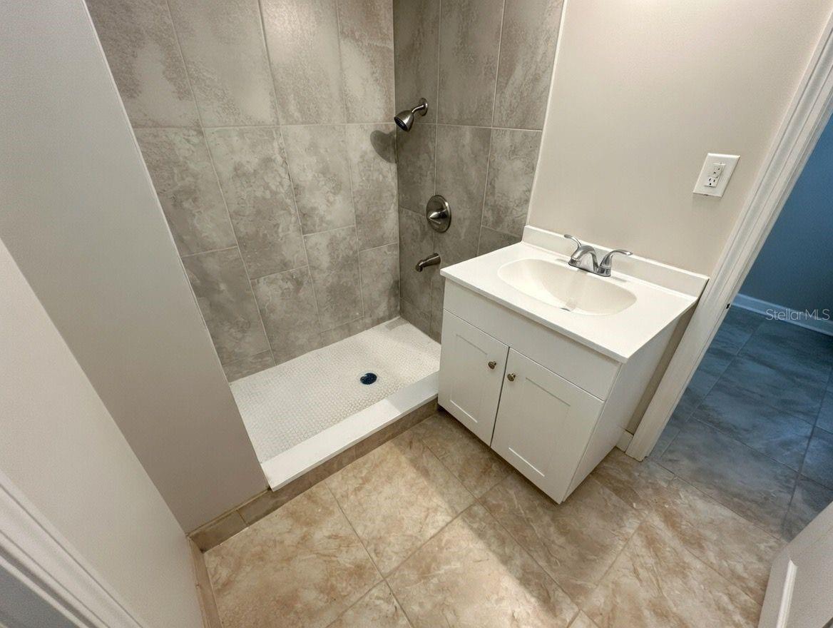 4033 NEWCASTLE DR — photo 8