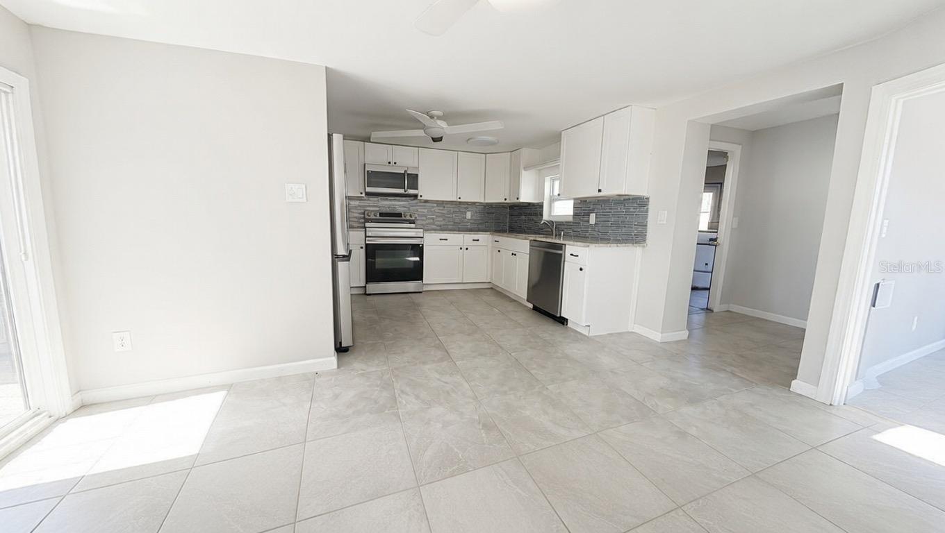 4033 NEWCASTLE DR — photo 5