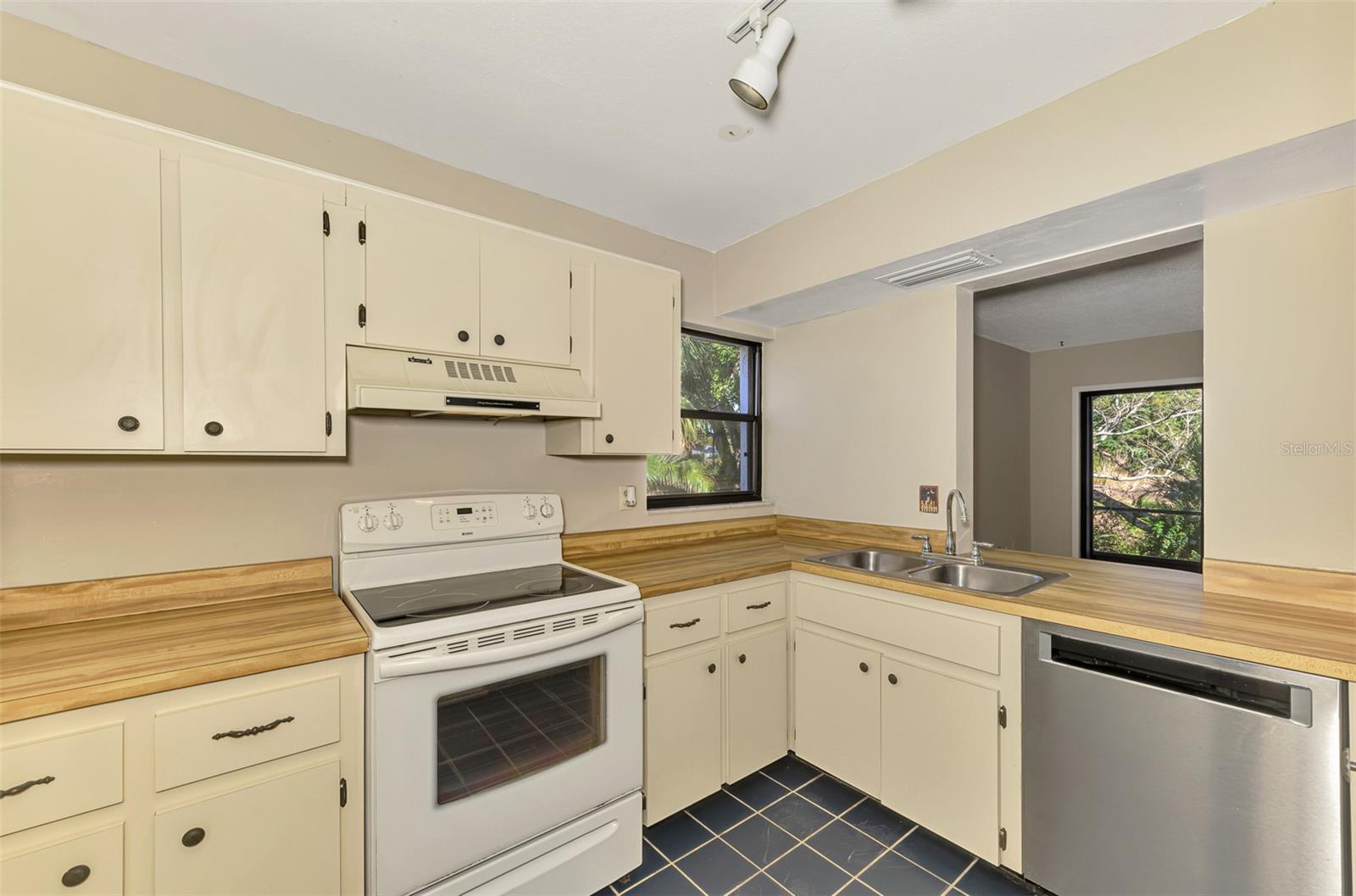 984 N BENEVA RD #T7 — photo 17