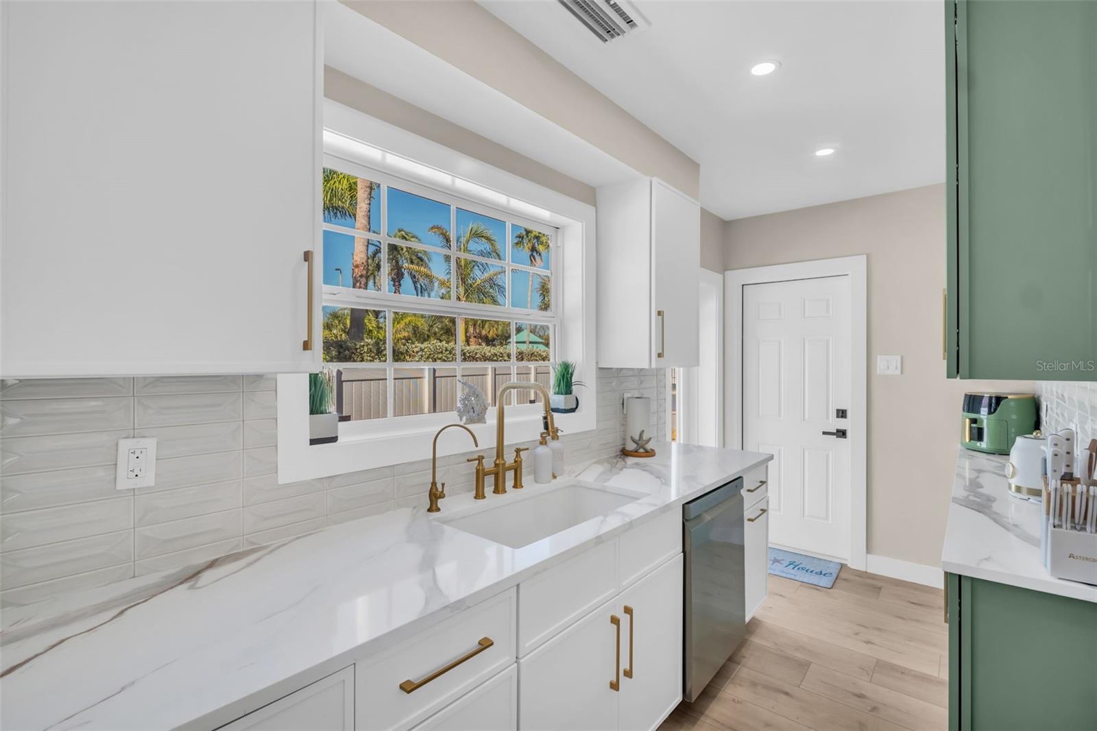 16613 GULF BLVD — photo 11
