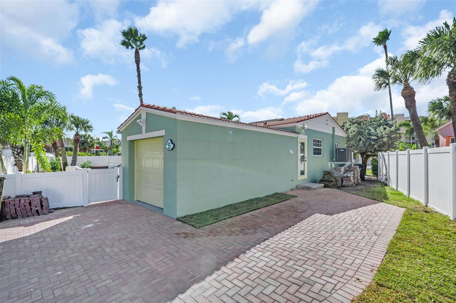 16613 GULF BLVD — photo 33