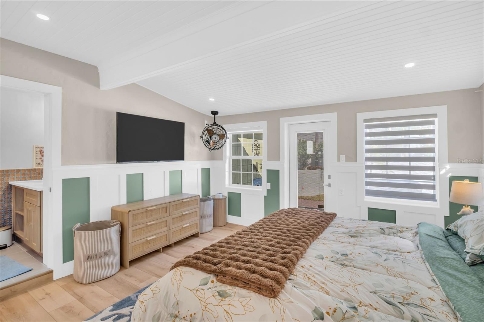16613 GULF BLVD — photo 17