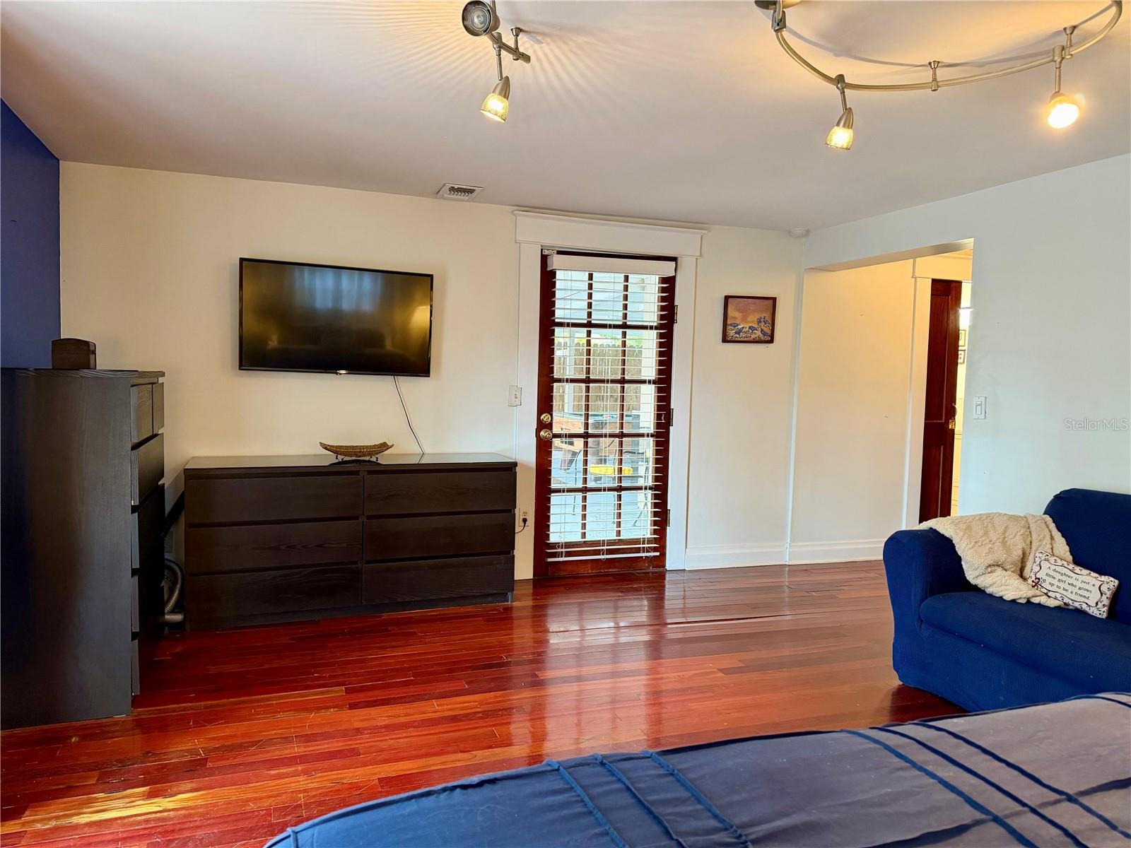 403 W CHELSEA ST — photo 33
