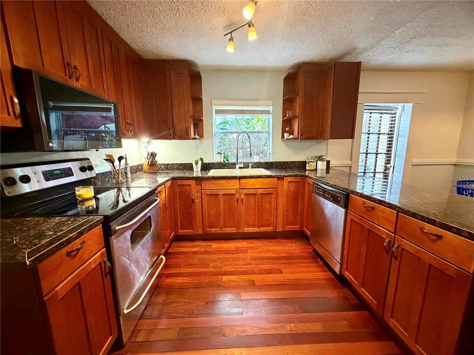 403 W CHELSEA ST — photo 18