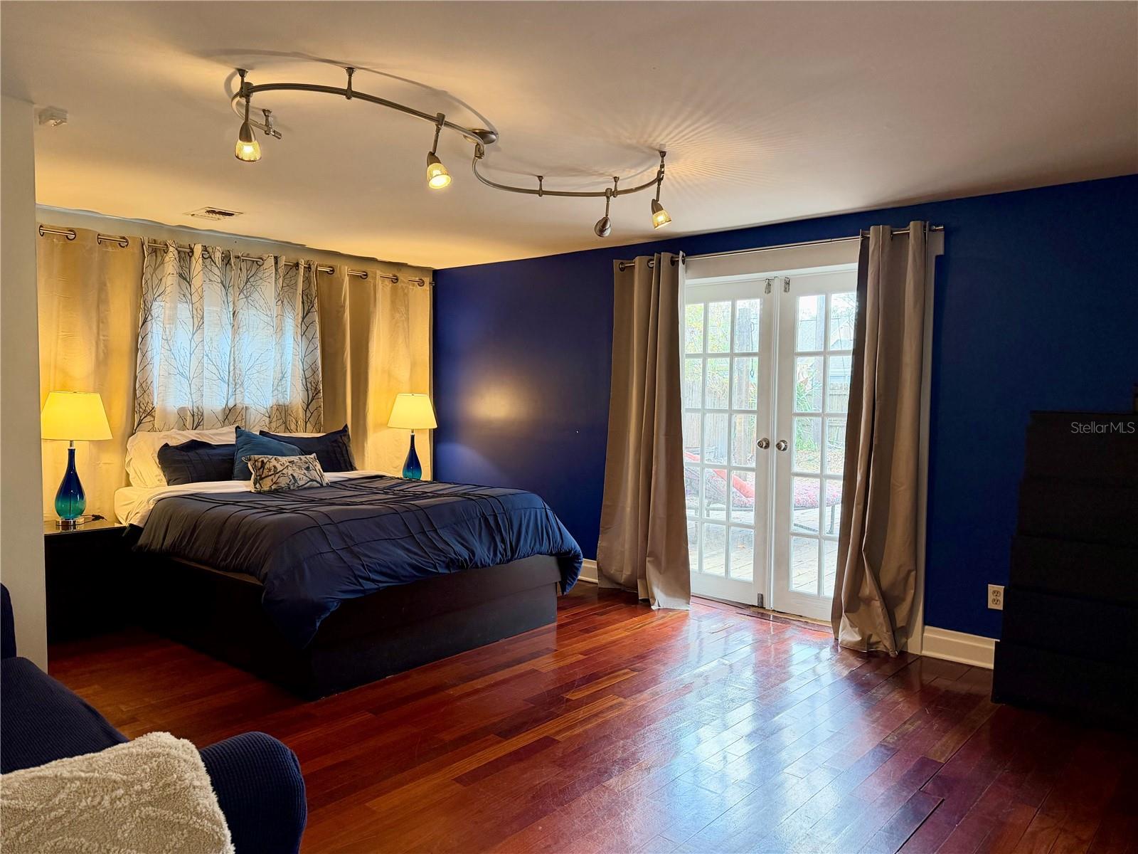 403 W CHELSEA ST — photo 32