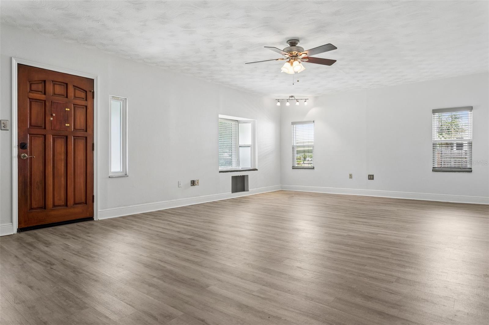 1023 N BASK DR — photo 10