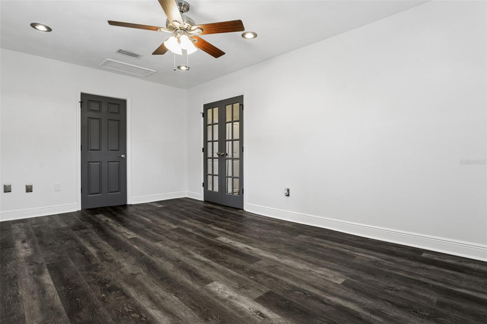 1023 N BASK DR — photo 15