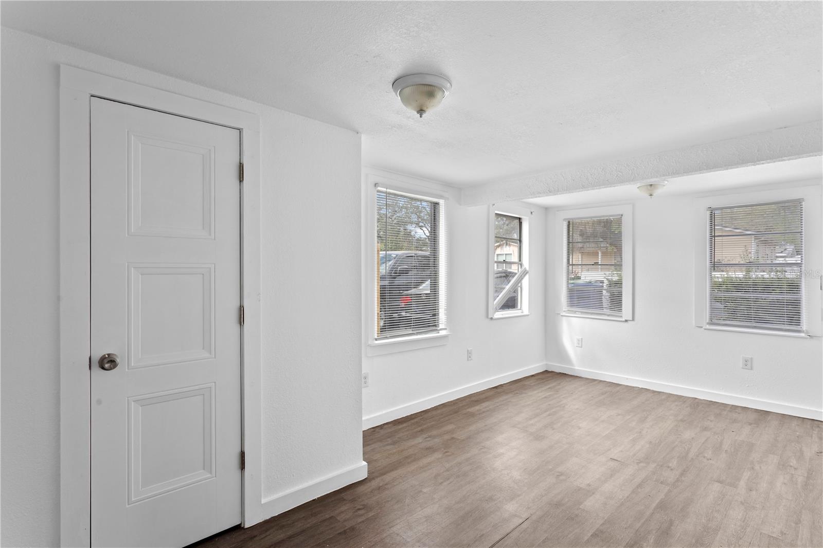 4103 N HOWARD AVE — photo 4