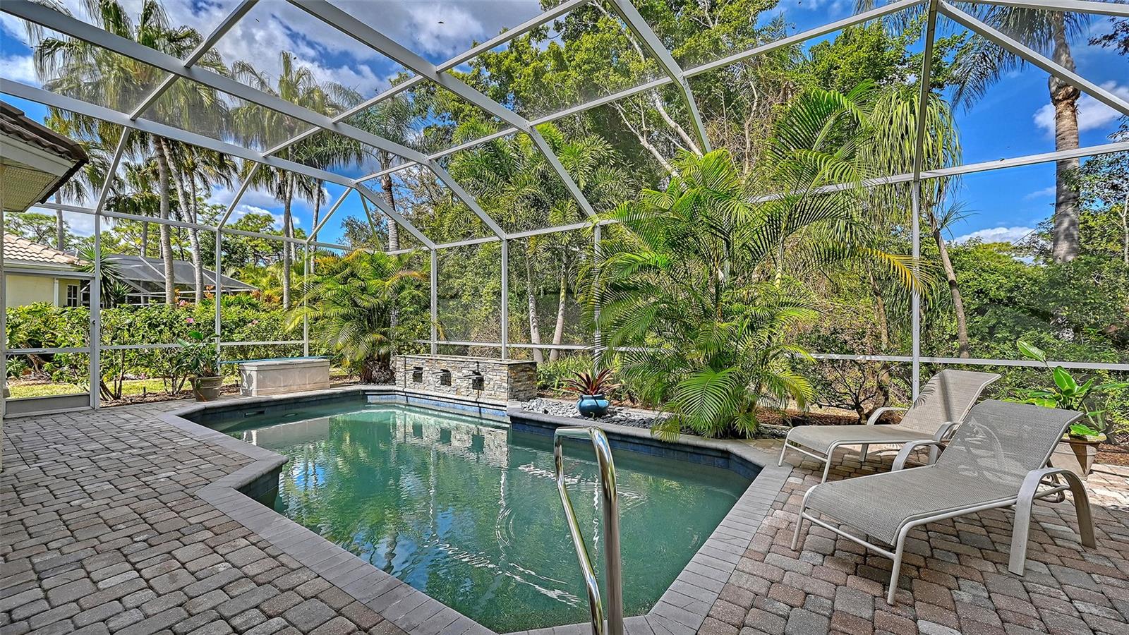 7318 WINDEMERE LN — photo 32