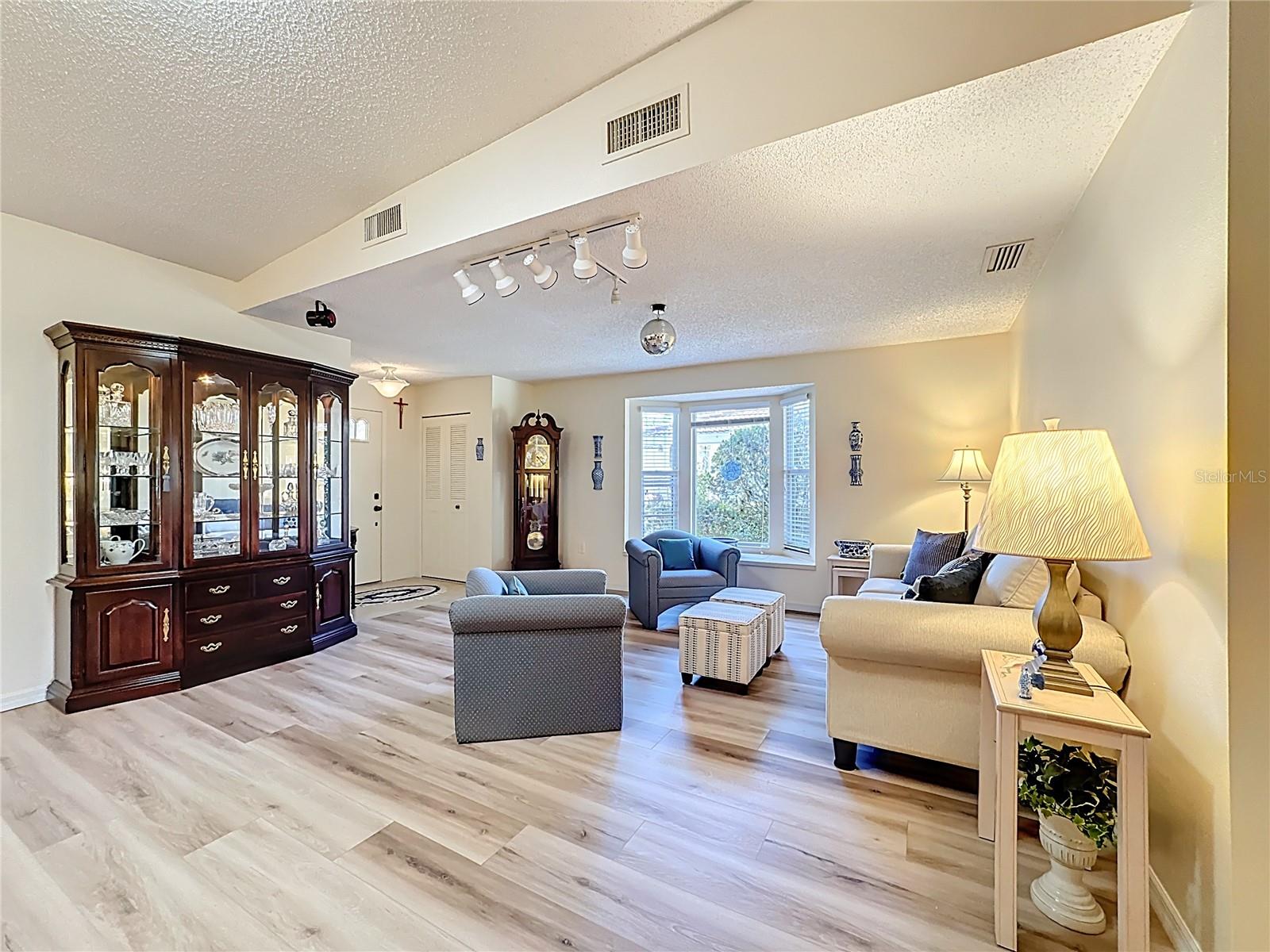 5611 GARDEN LAKES DR — photo 8