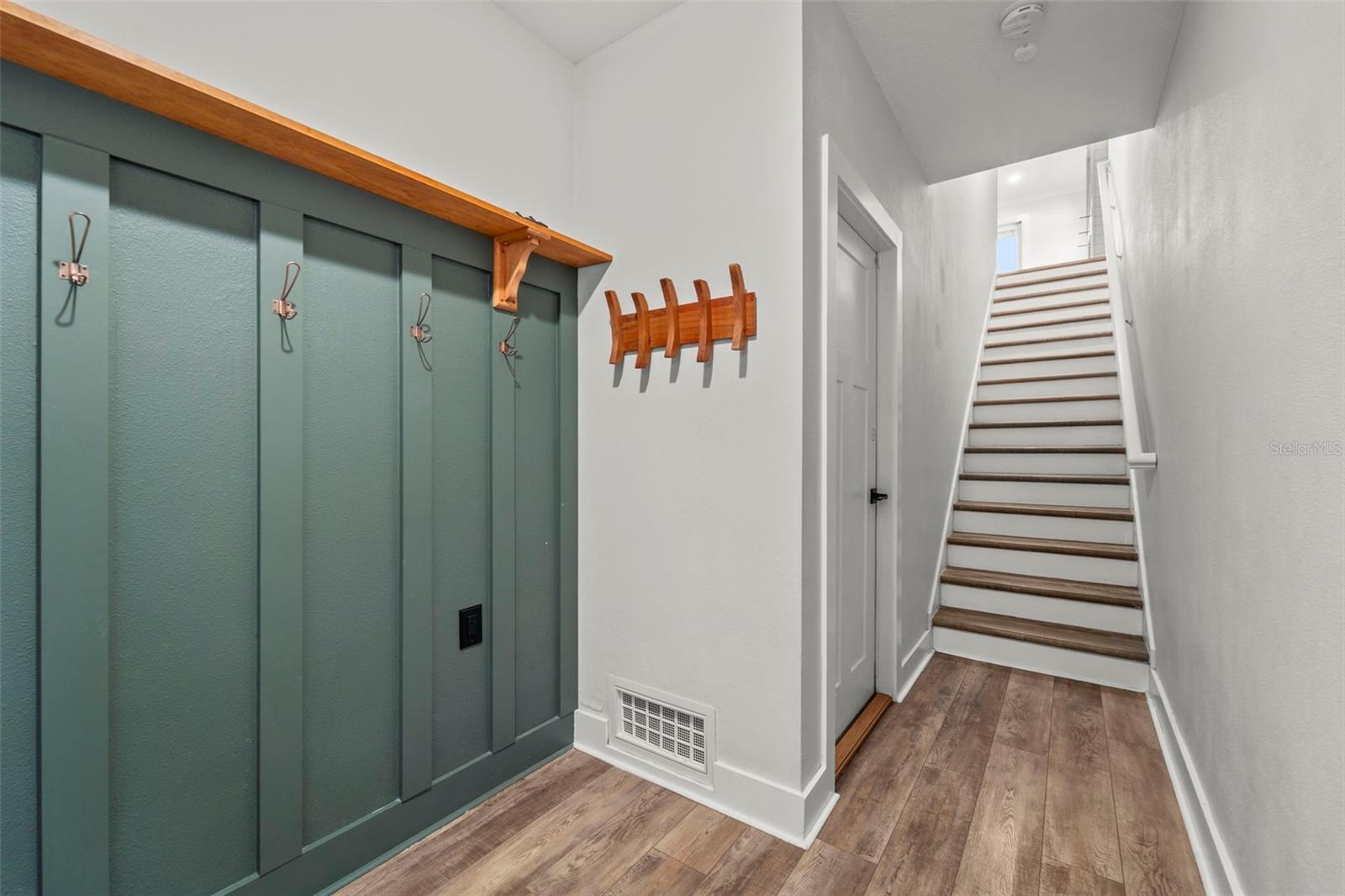 1299 SAVONA DR NE — photo 2
