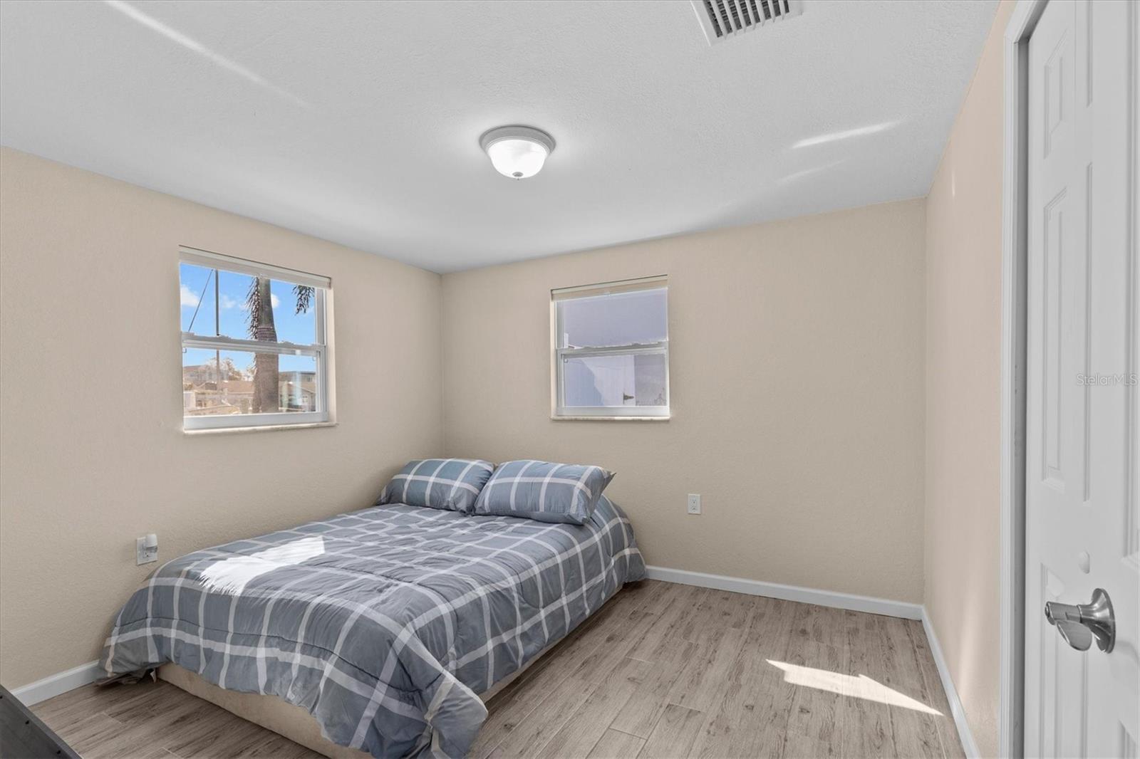 13604 MARIA DR — photo 33